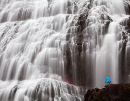 Wasserfall Mensch Fels Gischt