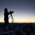 Fotograf als Scherenschnitt vor Karwendelkämmen