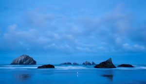 Strand Felsen Meer Küste Blaue Stunde