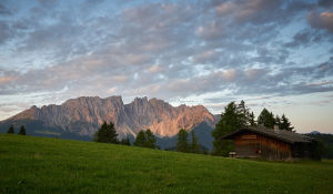 Latemar mit Almhütte